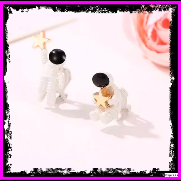 🆕 Astronaut Moon & Star Clip On Earrings - Picture 2 of 7